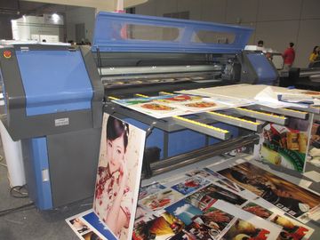Stampante UV Faltbed del rotolo del getto di inchiostro di 1440 DPI con il sistema fare un passo di alta precisione fornitore
